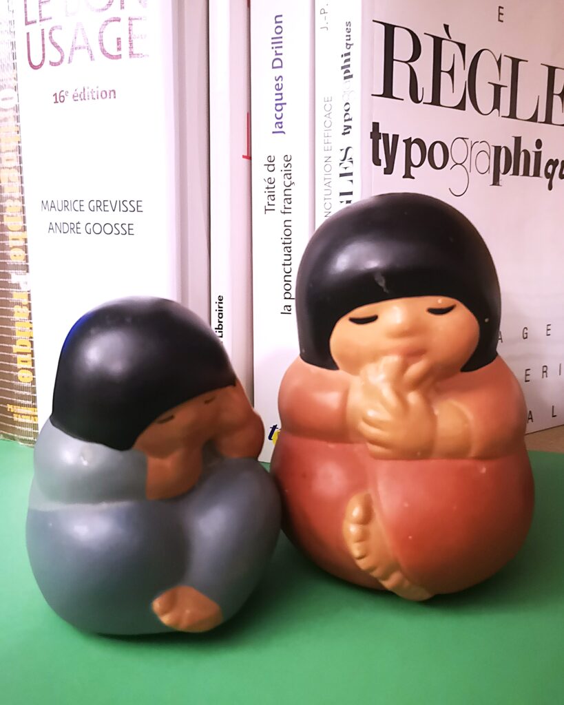 des livres de grammaire et des dictionnaires. Et de petites statuettes symbole de sérénité.